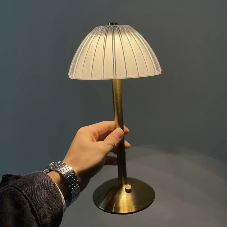 Trådløs bordlampe i krystal og metal – elegant LED lampe
