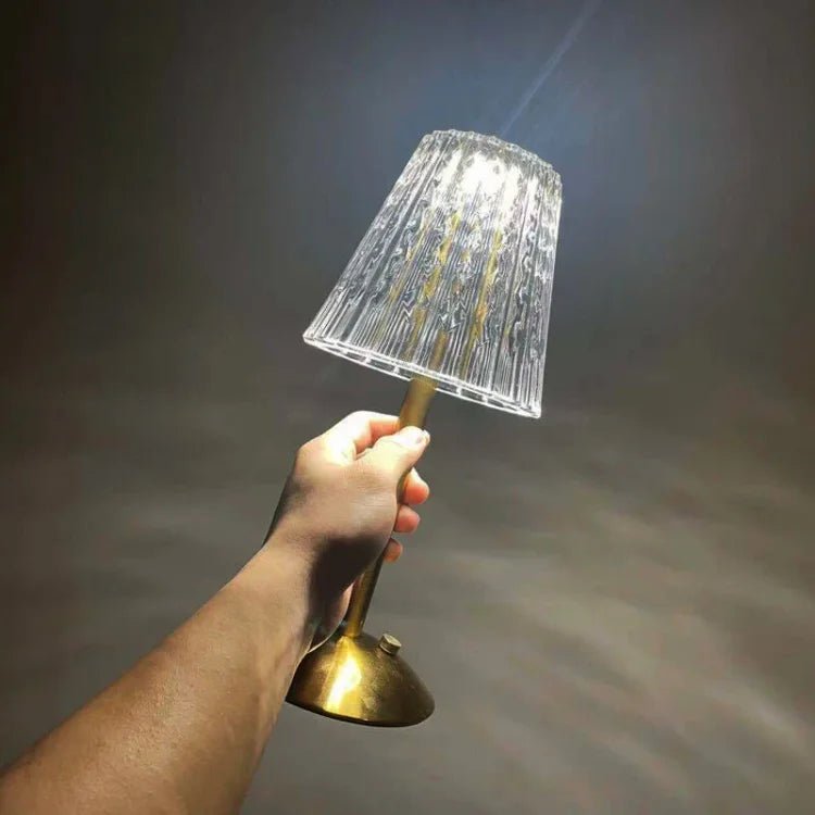 Trådløs bordlampe i krystal og metal – elegant LED lampe