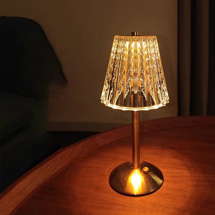Trådløs bordlampe i krystal og metal – elegant LED lampe
