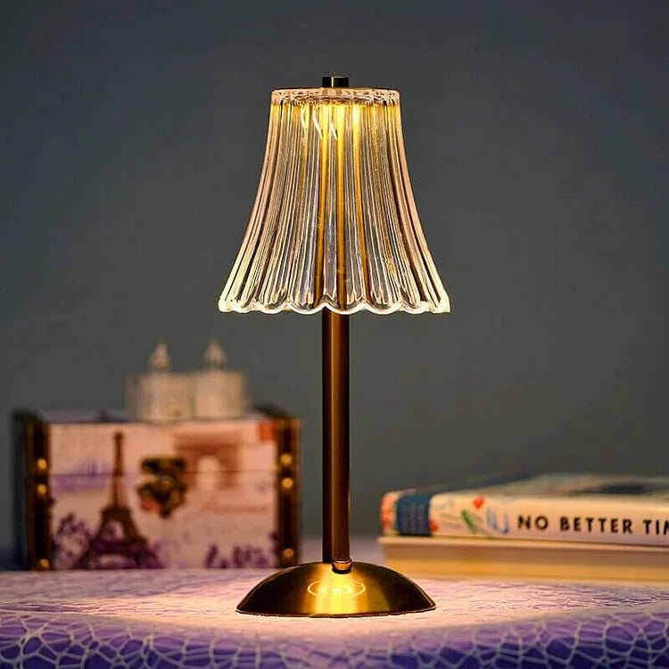 Trådløs bordlampe i krystal og metal – elegant LED lampe