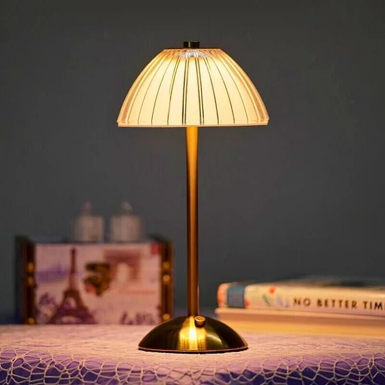 Trådløs bordlampe i krystal og metal – elegant LED lampe