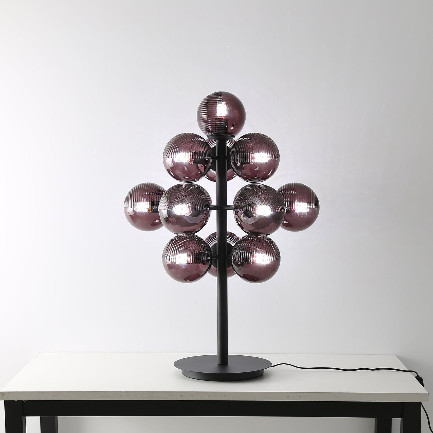 Bordlampe i metal og glas – elegant design med drueformet skærm