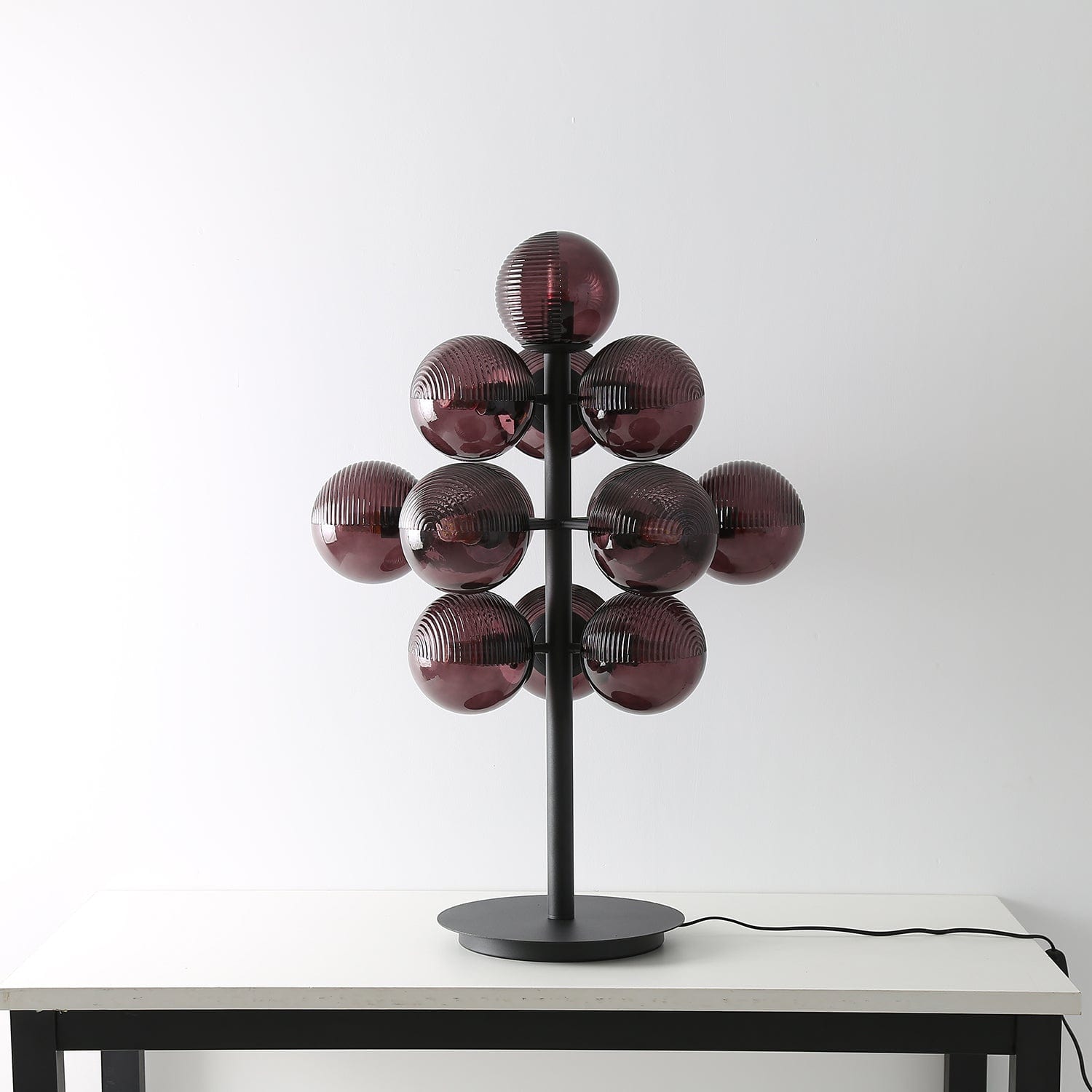 Bordlampe i metal og glas – elegant design med drueformet skærm