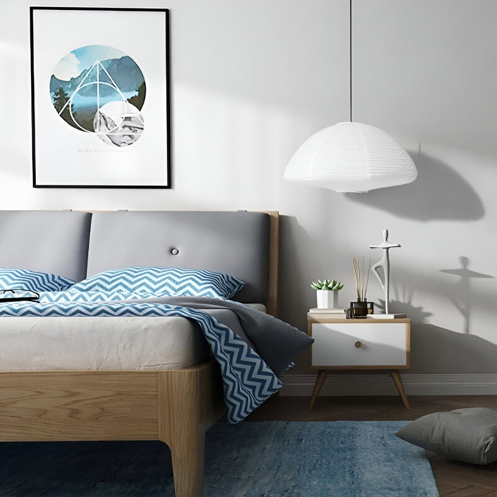 Moderne pendel lampe i metal og rispapir til spisebord