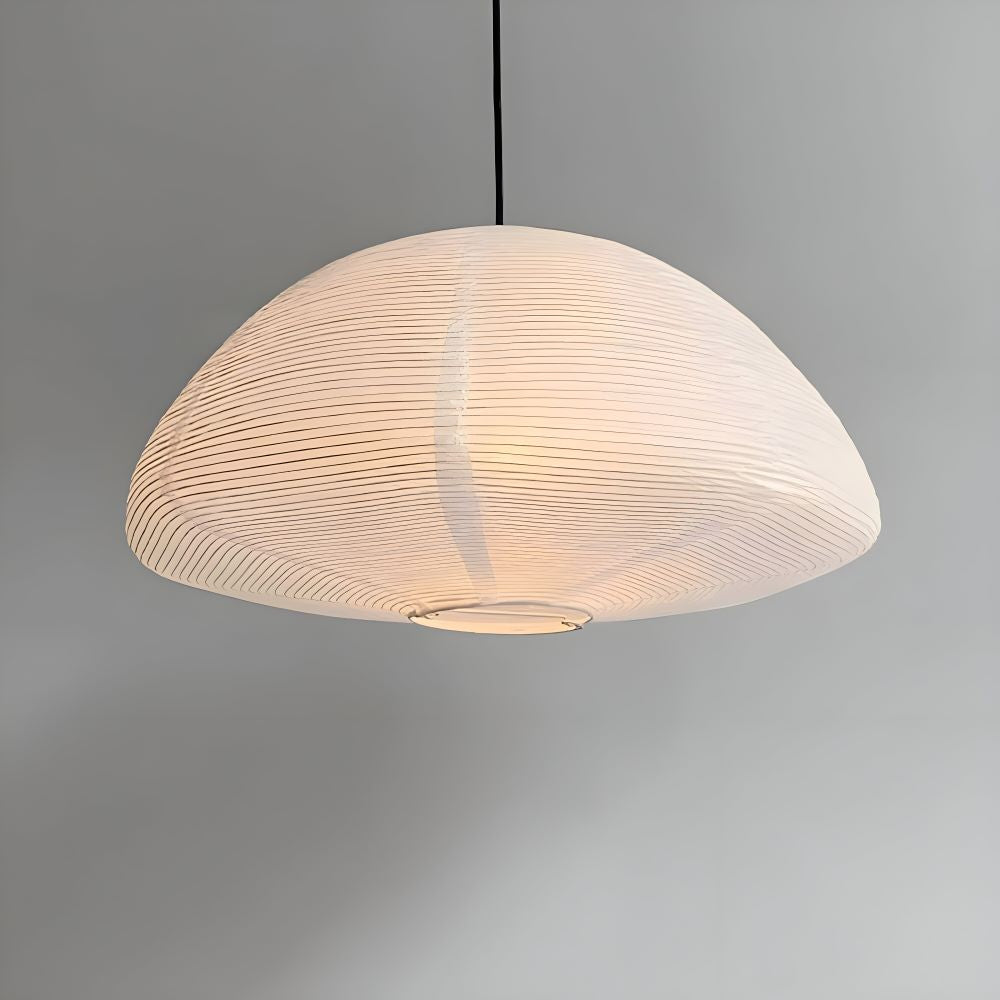 Moderne pendel lampe i metal og rispapir til spisebord