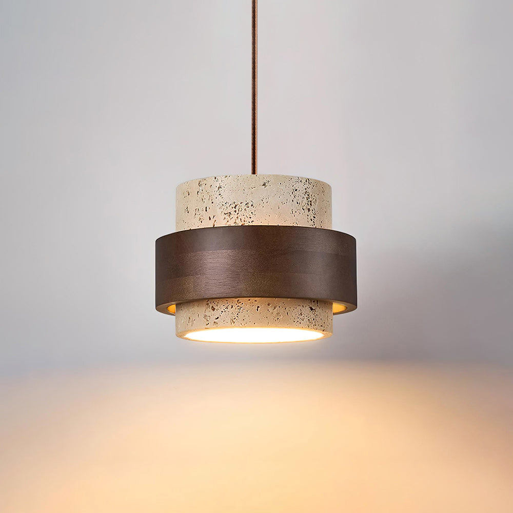 Pendellampe i travertin og valnød – japandi design med varm belysning