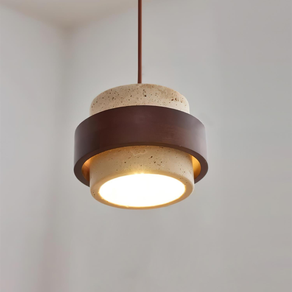 Pendellampe i travertin og valnød – japandi design med varm belysning