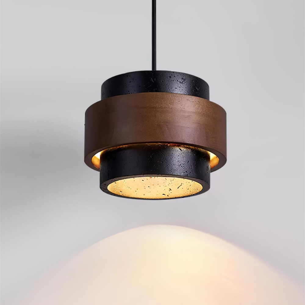 Pendellampe i travertin og valnød – japandi design med varm belysning