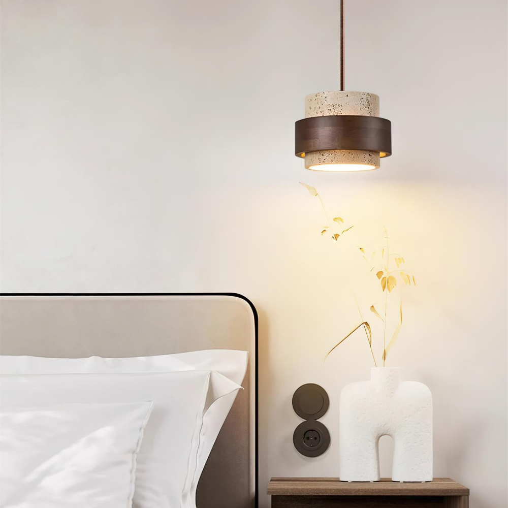 Pendellampe i travertin og valnød – japandi design med varm belysning