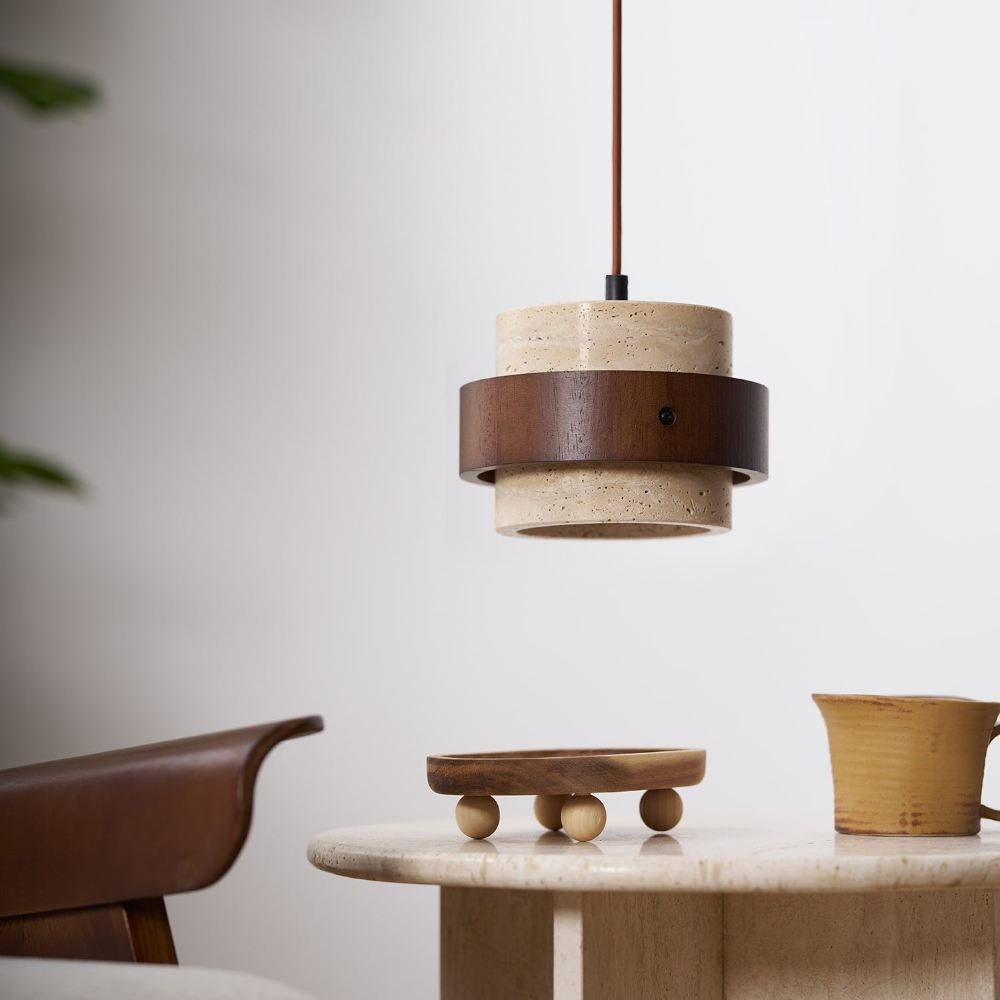 Pendellampe i travertin og valnød – japandi design med varm belysning
