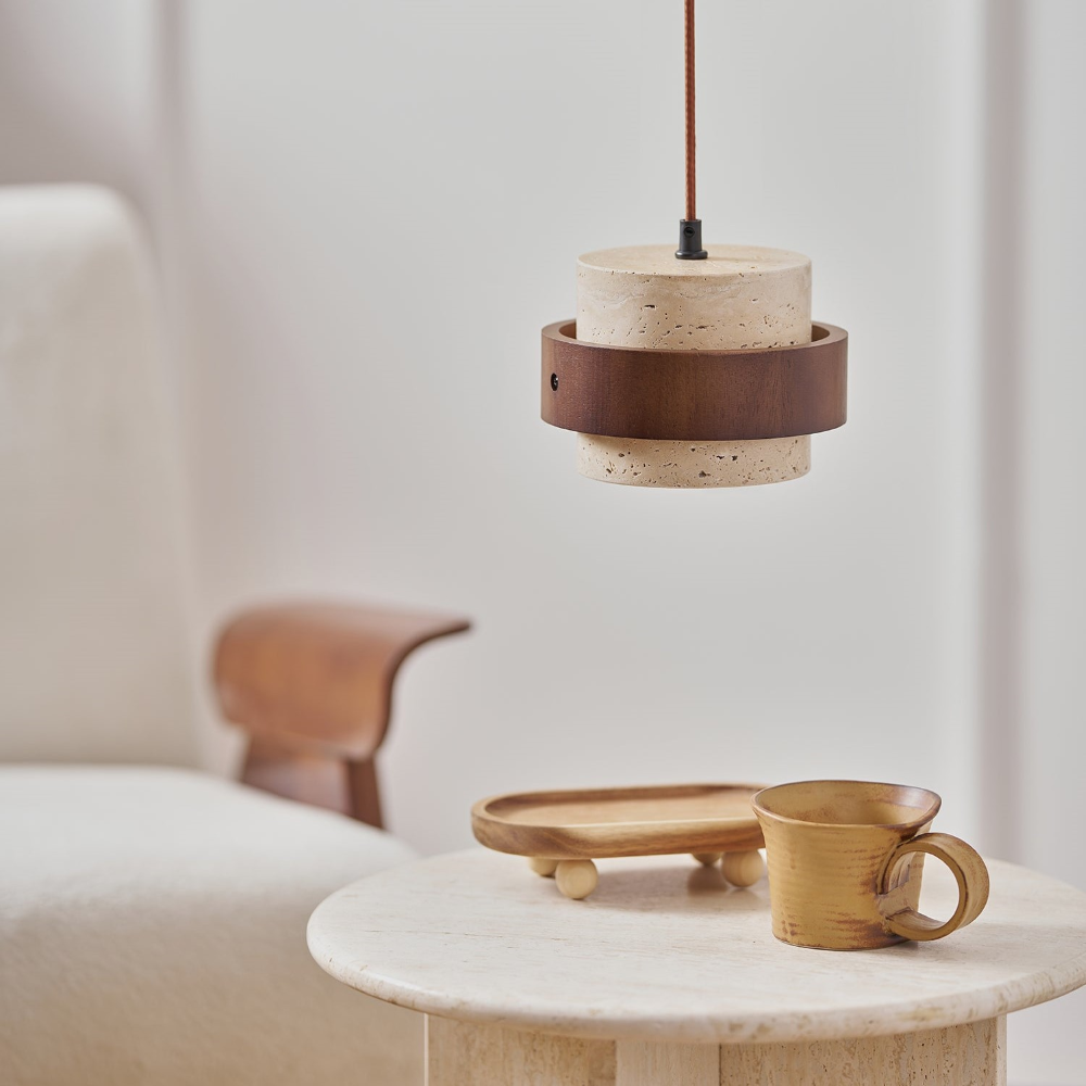 Pendellampe i travertin og valnød – japandi design med varm belysning