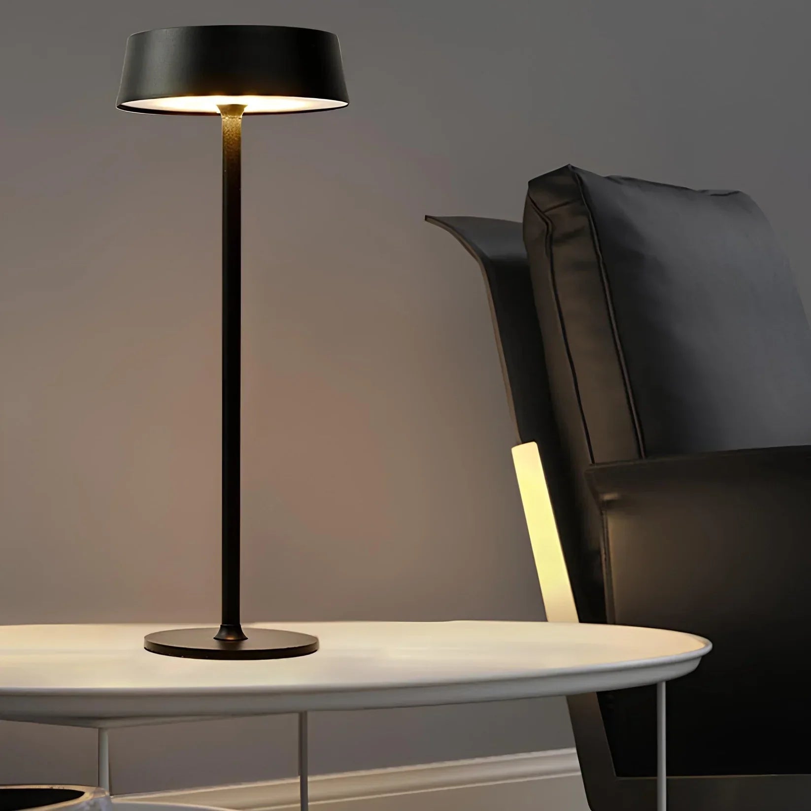 LumaTouch – Trådlös Bordslampa med Dimbar LED och Modern Design