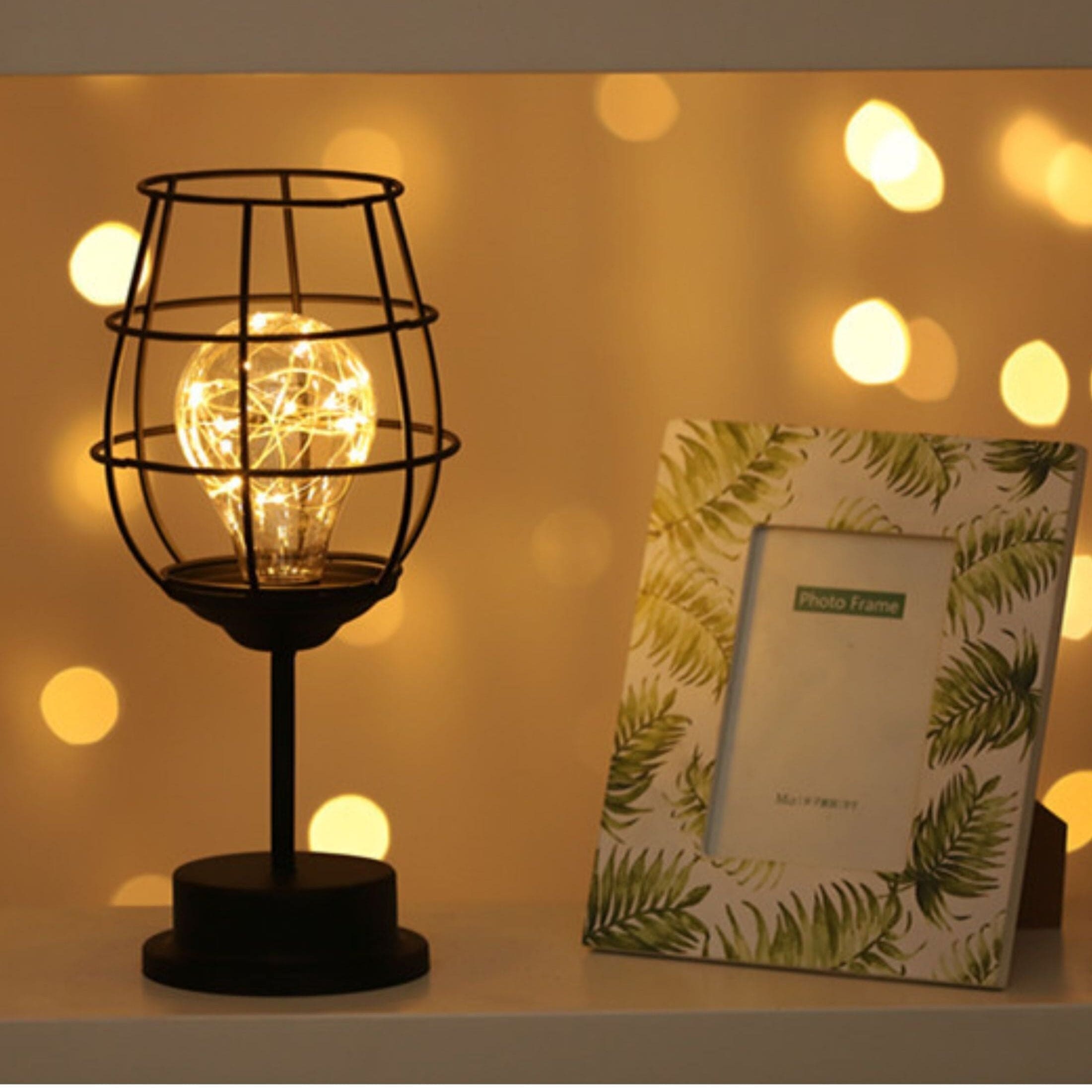 Sort bordlampe med varm belysning – moderne og elegant design