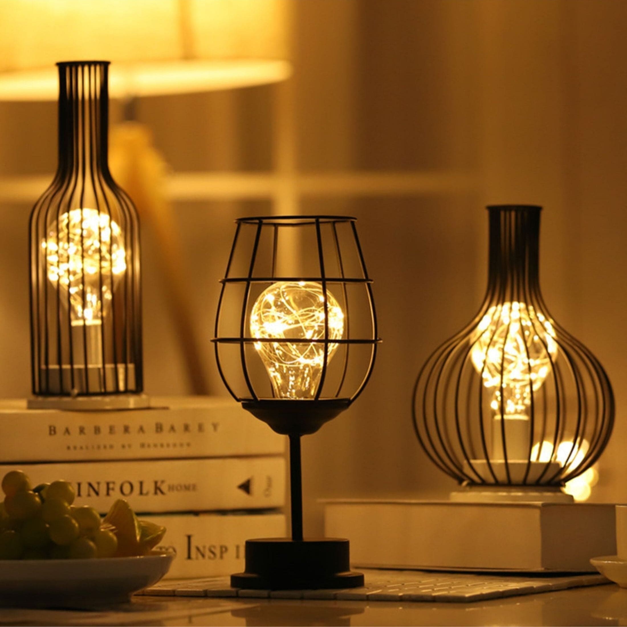 Sort bordlampe med varm belysning – moderne og elegant design