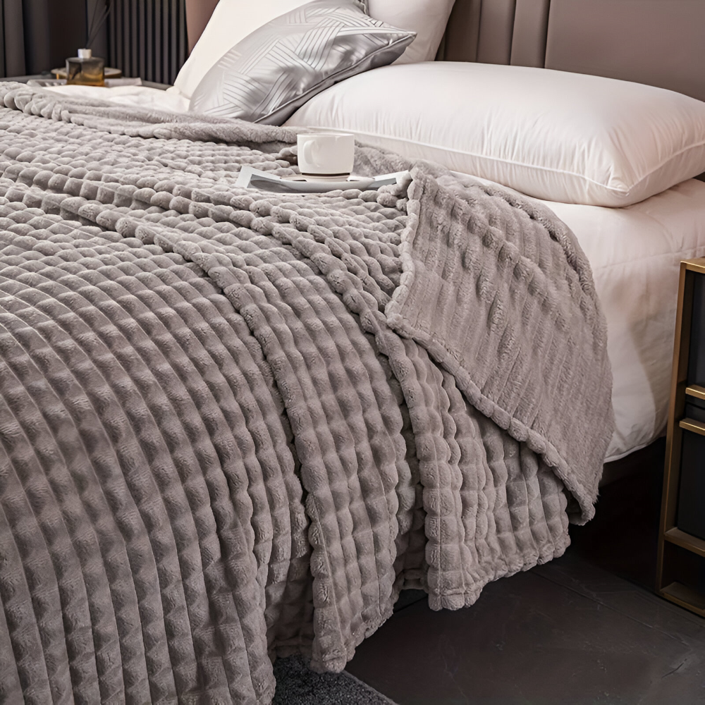 WaveLuxe Plaid – Ultra Fluffy Koralfleece Tæppe med Struktur
