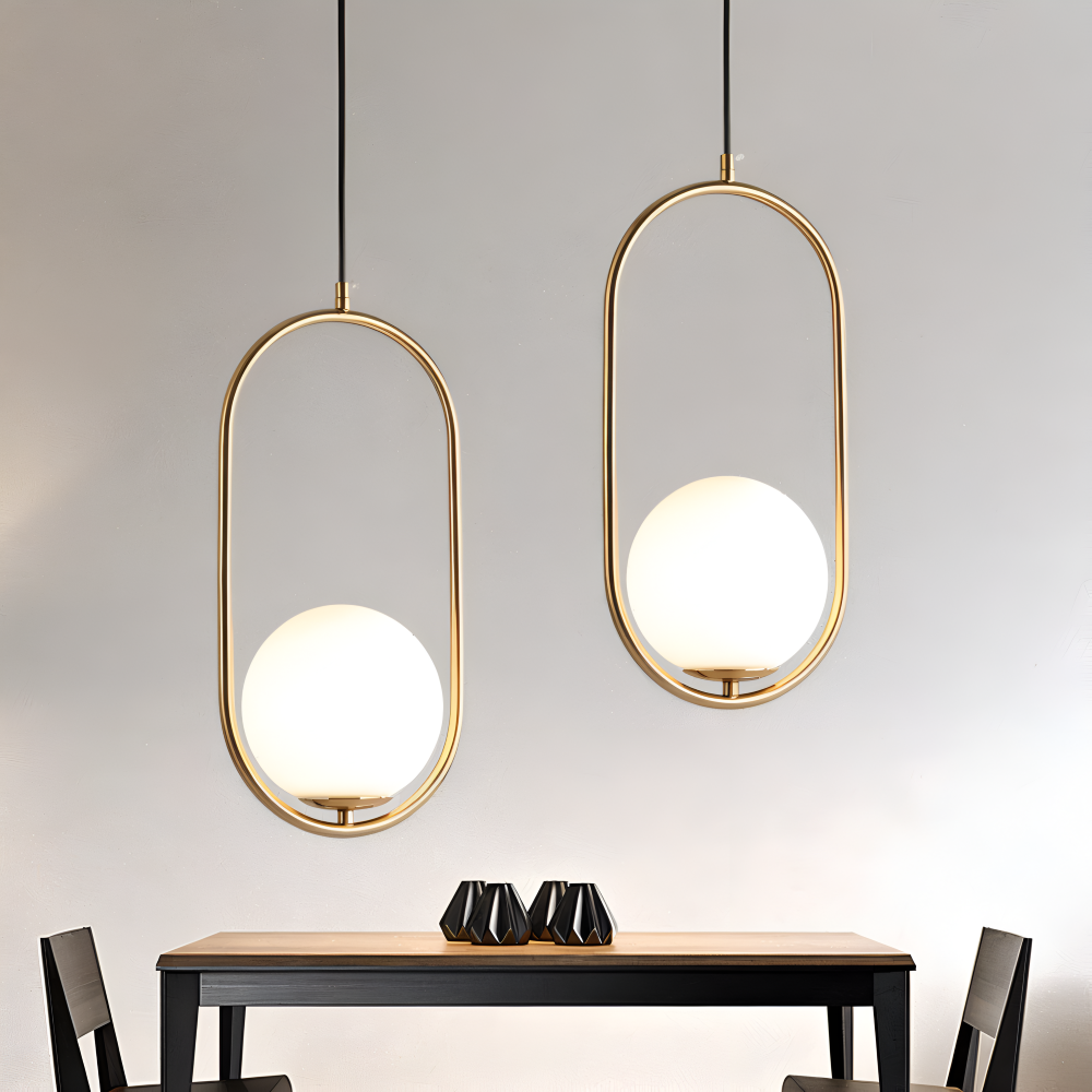 Moderne guld pendel lampe med glaskugle og ellipse design
