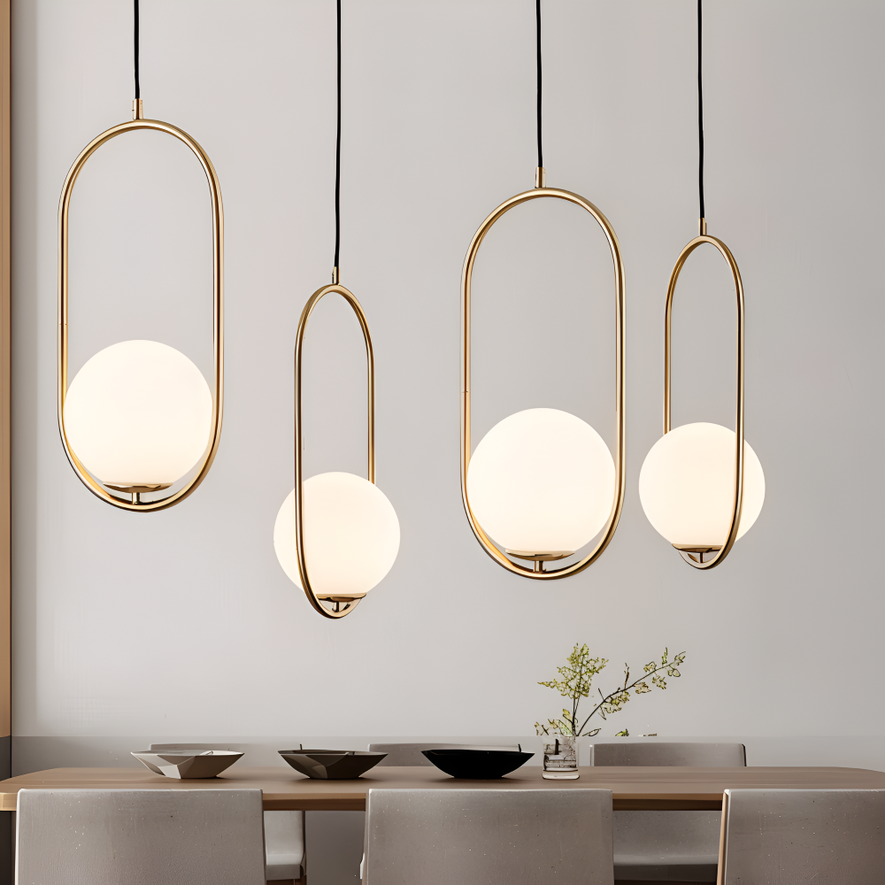 Moderne guld pendel lampe med glaskugle og ellipse design