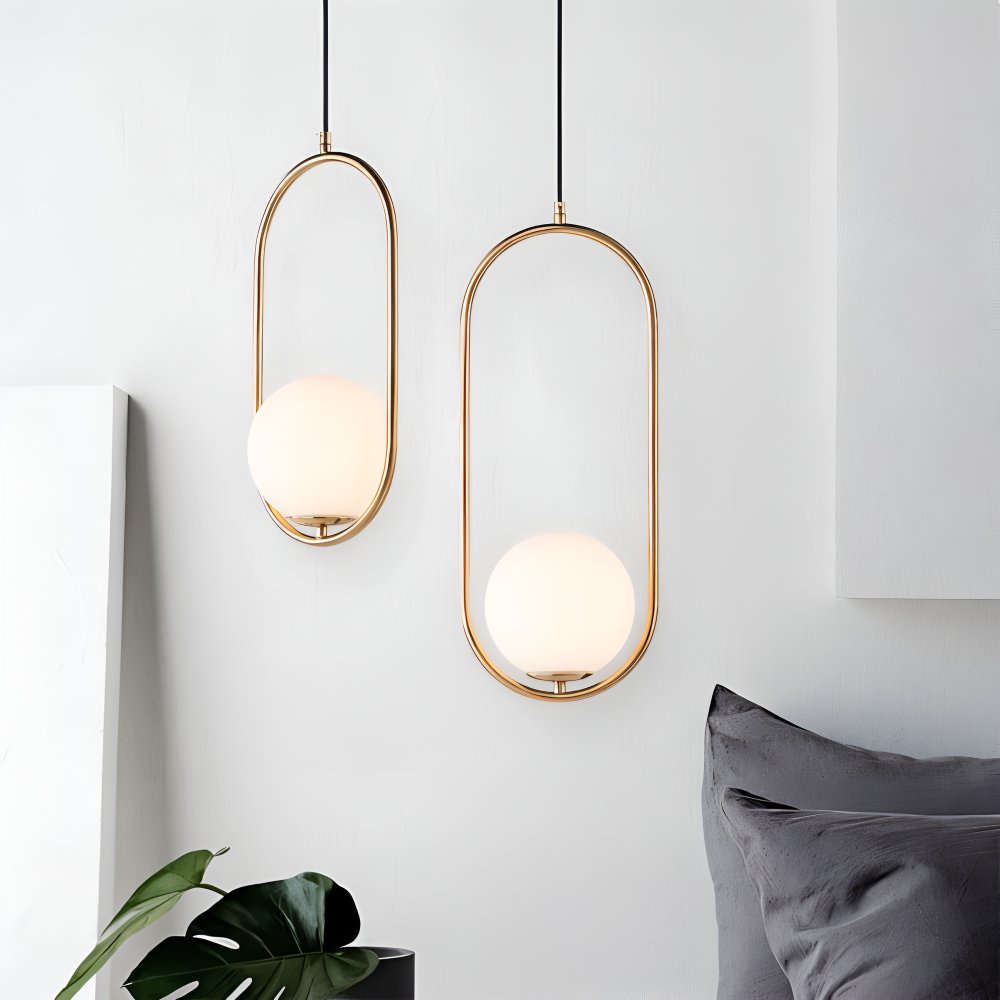 Moderne guld pendel lampe med glaskugle og ellipse design