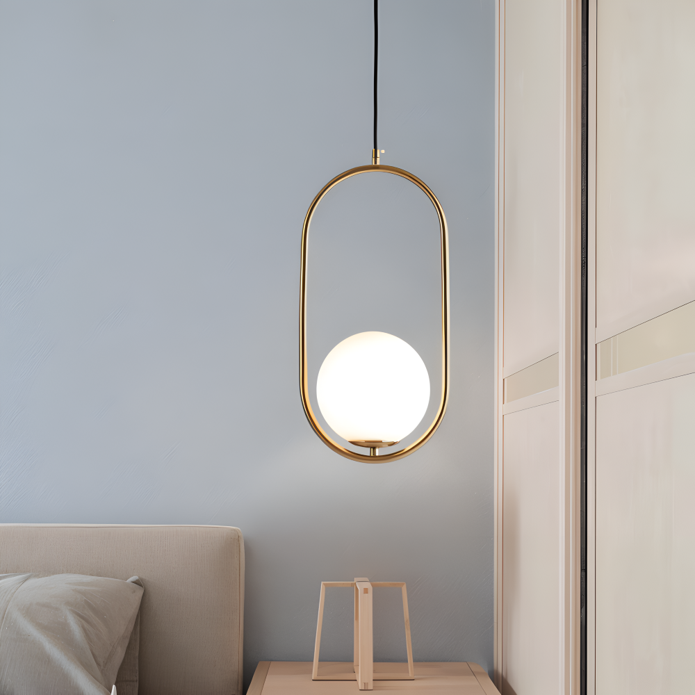 Moderne guld pendel lampe med glaskugle og ellipse design