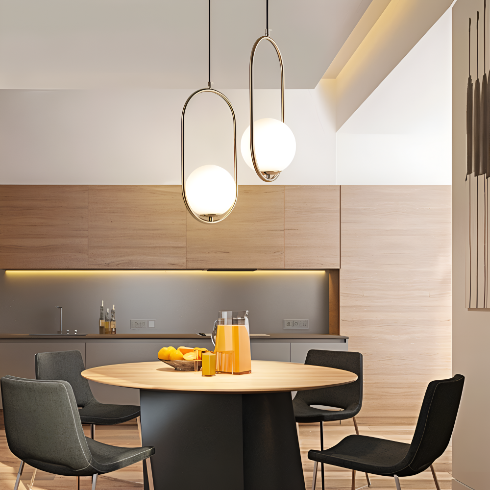 Moderne guld pendel lampe med glaskugle og ellipse design
