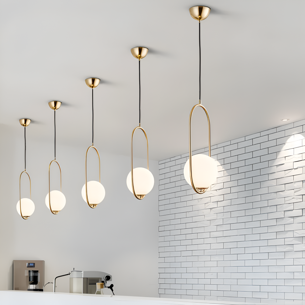 Moderne guld pendel lampe med glaskugle og ellipse design