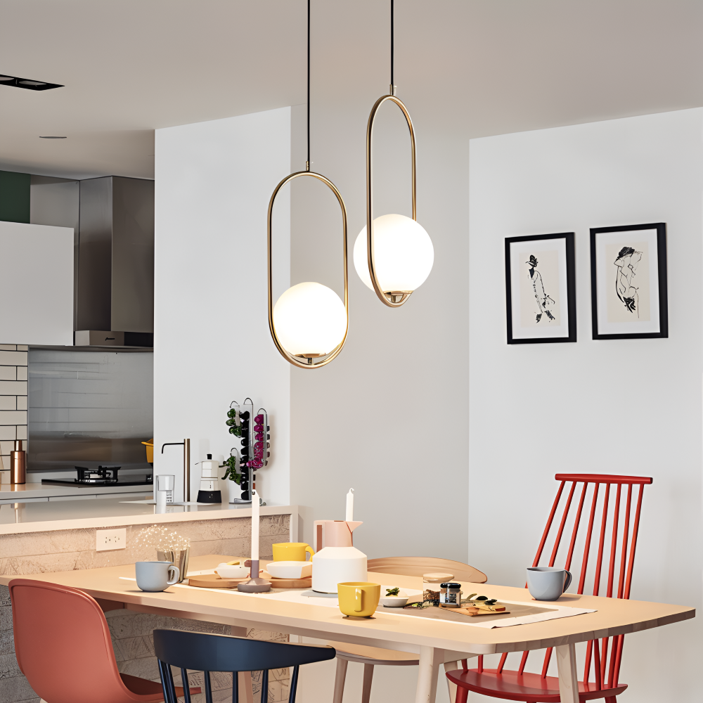 Moderne guld pendel lampe med glaskugle og ellipse design
