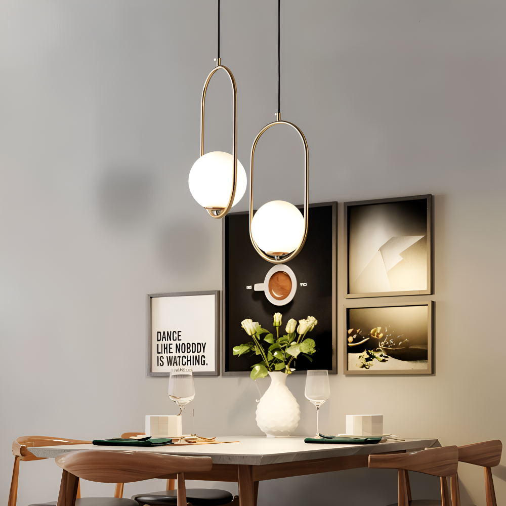 Moderne guld pendel lampe med glaskugle og ellipse design