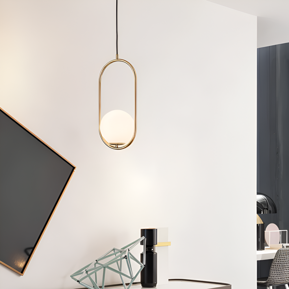 Moderne guld pendel lampe med glaskugle og ellipse design