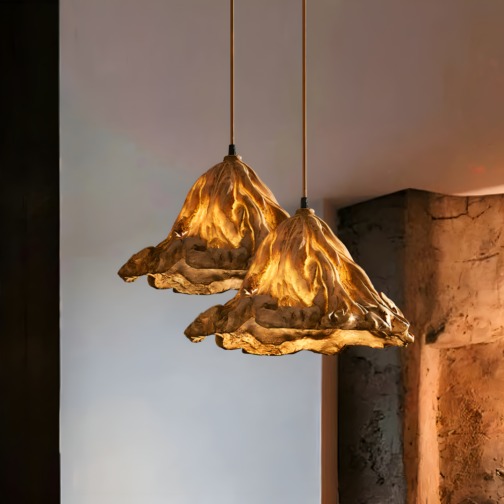 Vulkan pendellampe i resin og metal – kunstnerisk loftlampe med varmt lys