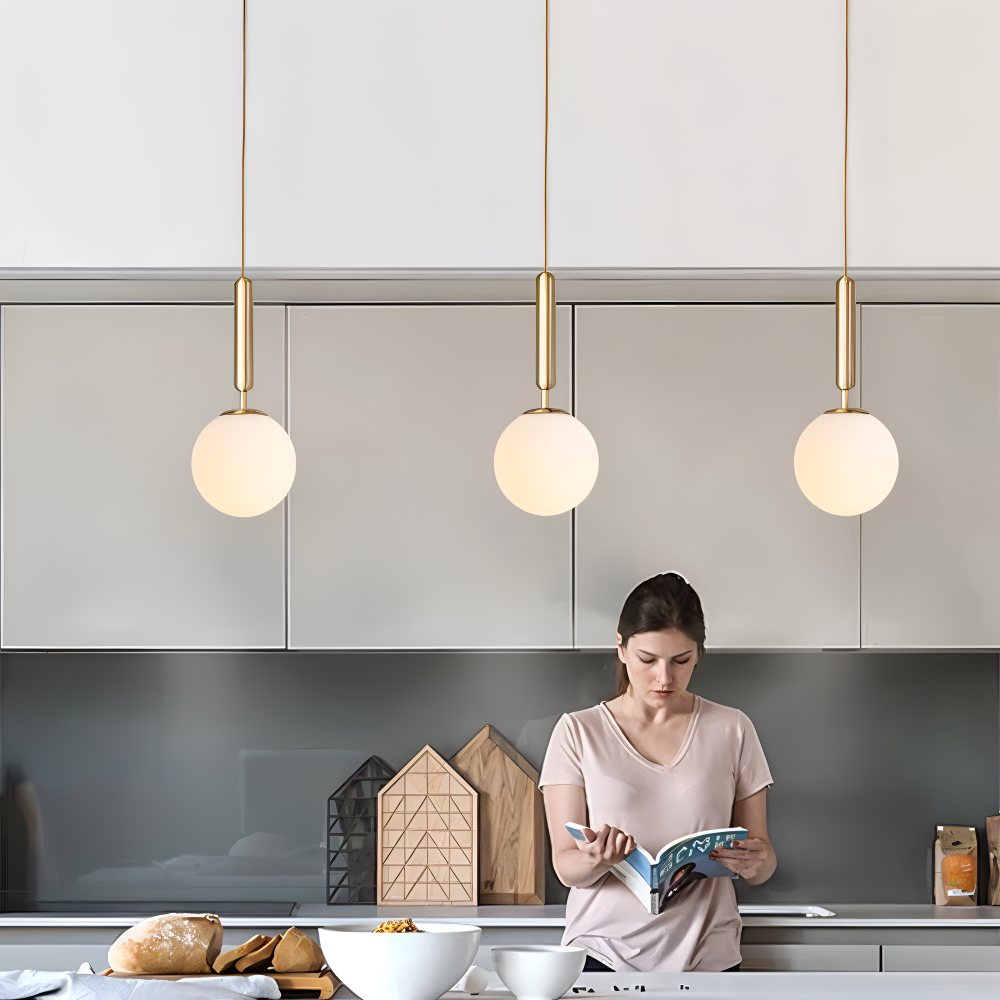 Hvid glas pendellampe – moderne nordisk design med blødt lys