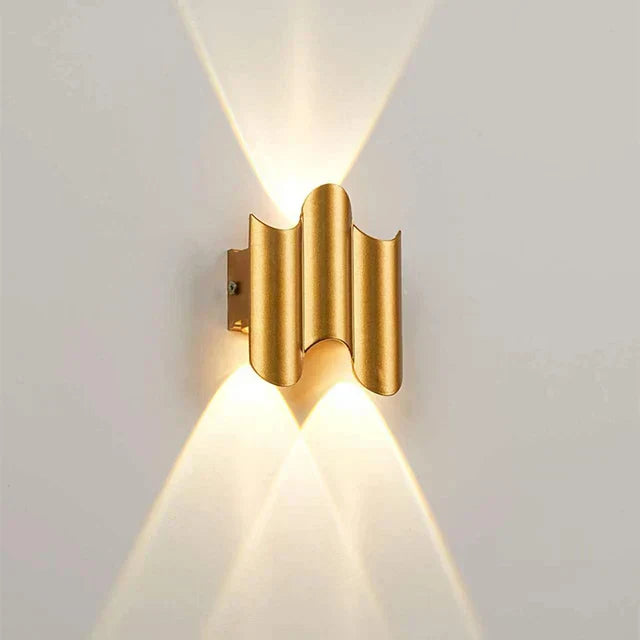 Noctera – Sort & Guld Væglampe i Moderne LED-design
