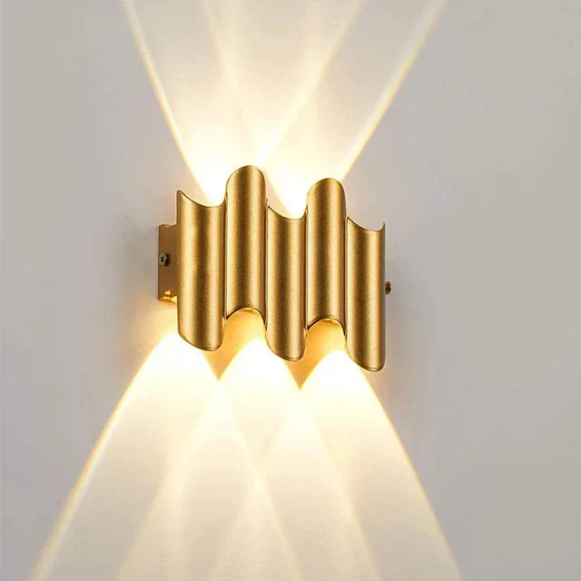 Noctera – Sort & Guld Væglampe i Moderne LED-design