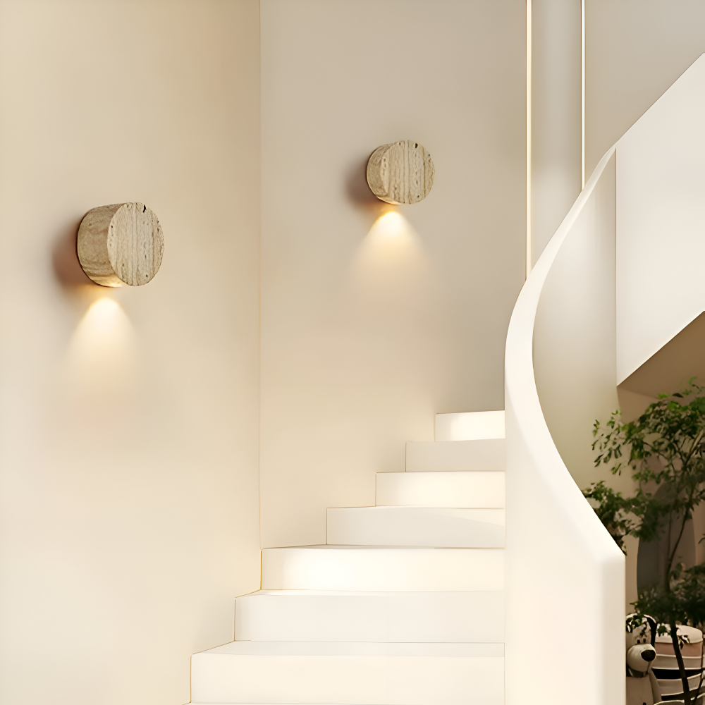 Rund væglampe i marmor – beige LED lampe i wabi sabi design