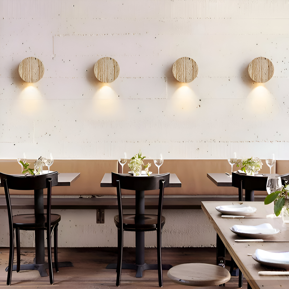 Rund væglampe i marmor – beige LED lampe i wabi sabi design