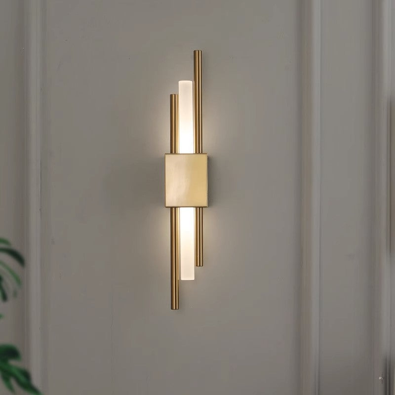Moderne dæmpbar LED-væglampe i sort eller guld