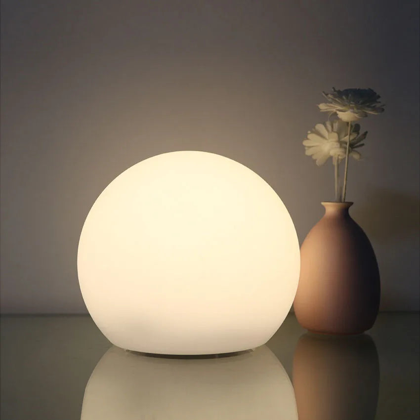 Kugleformet LED bordlampe med 16 farver – genopladelig og trådløs