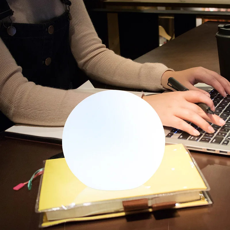 Kugleformet LED bordlampe med 16 farver – genopladelig og trådløs