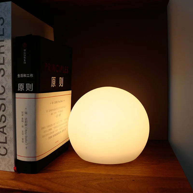 Kugleformet LED bordlampe med 16 farver – genopladelig og trådløs