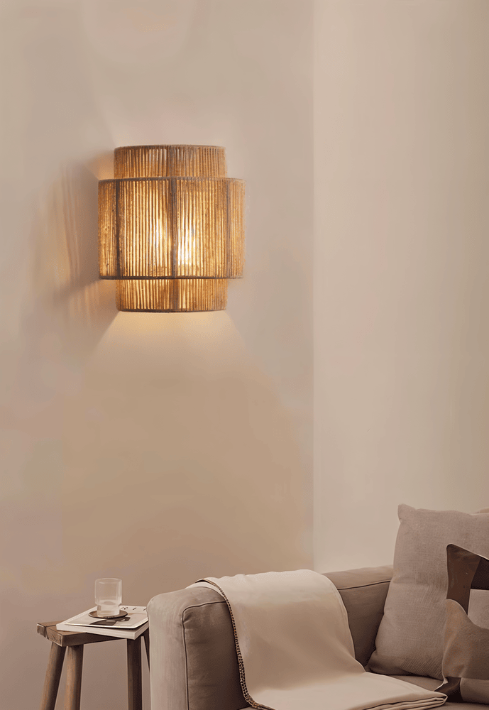 Væglampe i hamp og rattan – boho design med varm belysning