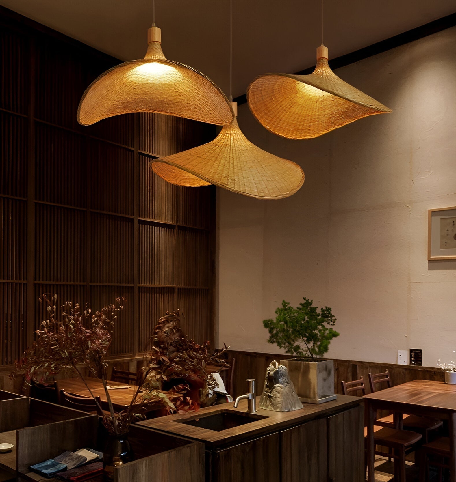Pendellampe i bambus og rattan – håndlavet loftlampe i naturligt design