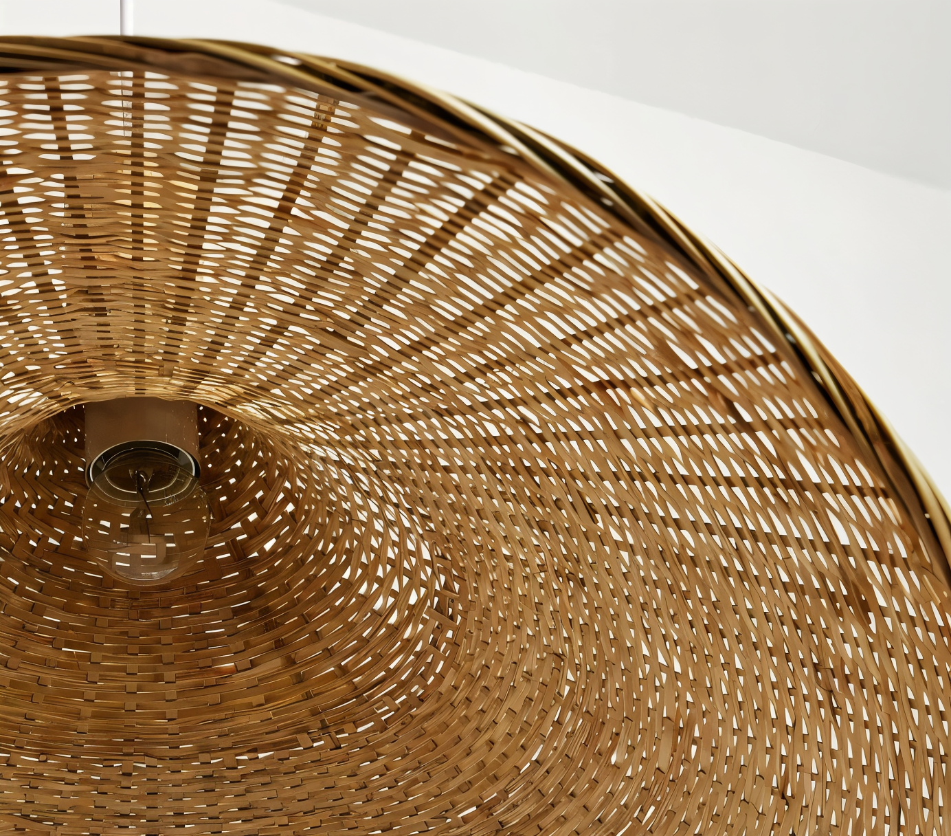 Pendellampe i bambus og rattan – håndlavet loftlampe i naturligt design