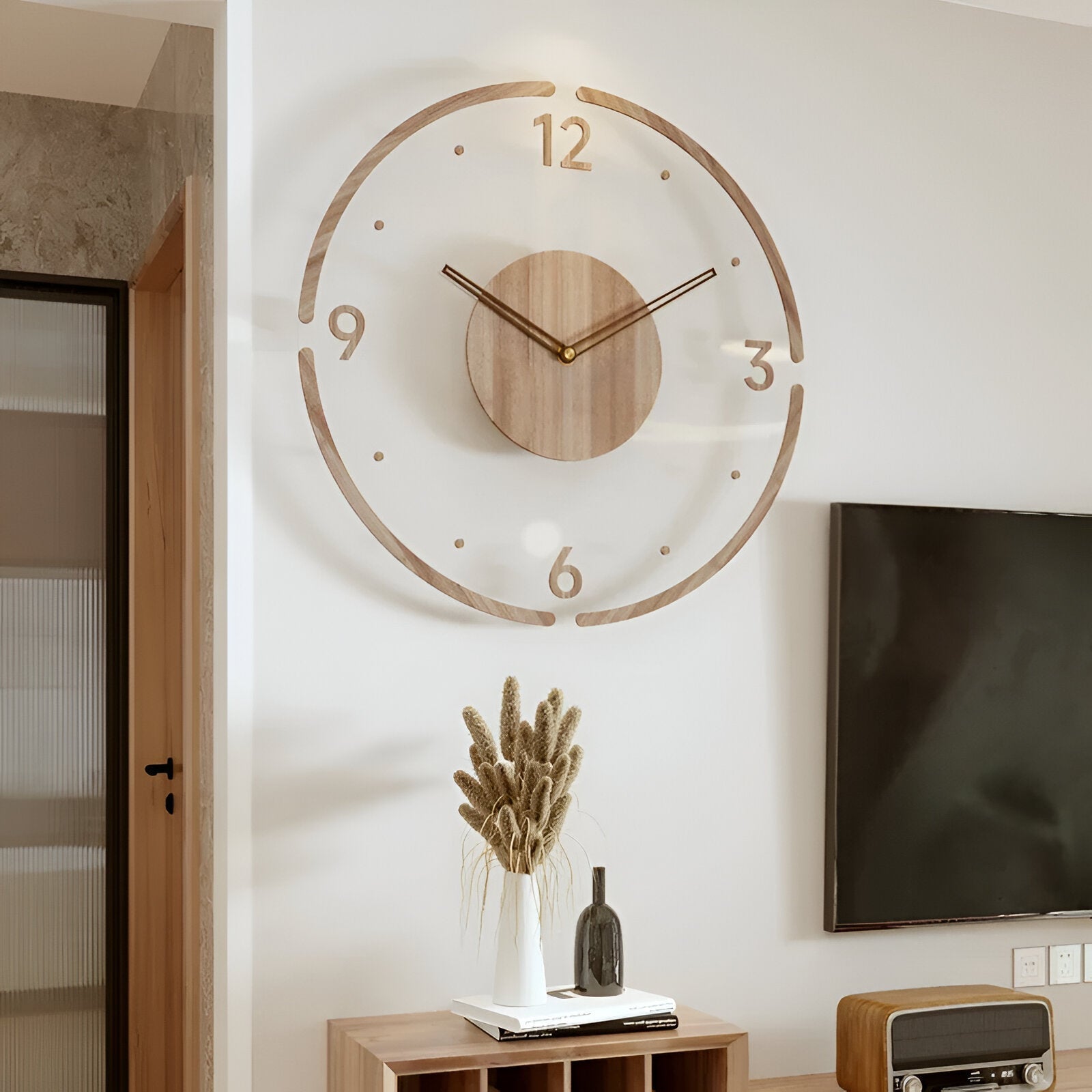 Vægur i træ med store tal – lydløst design i skandinavisk stil