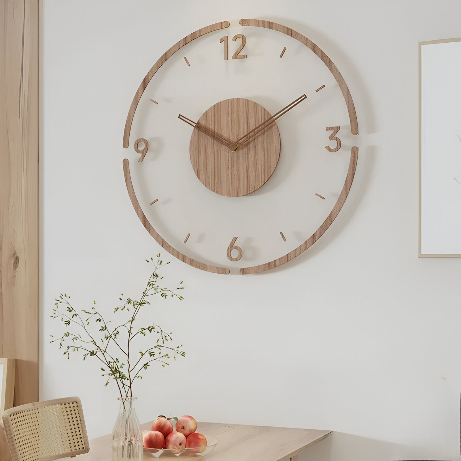 Vægur i træ med store tal – lydløst design i skandinavisk stil