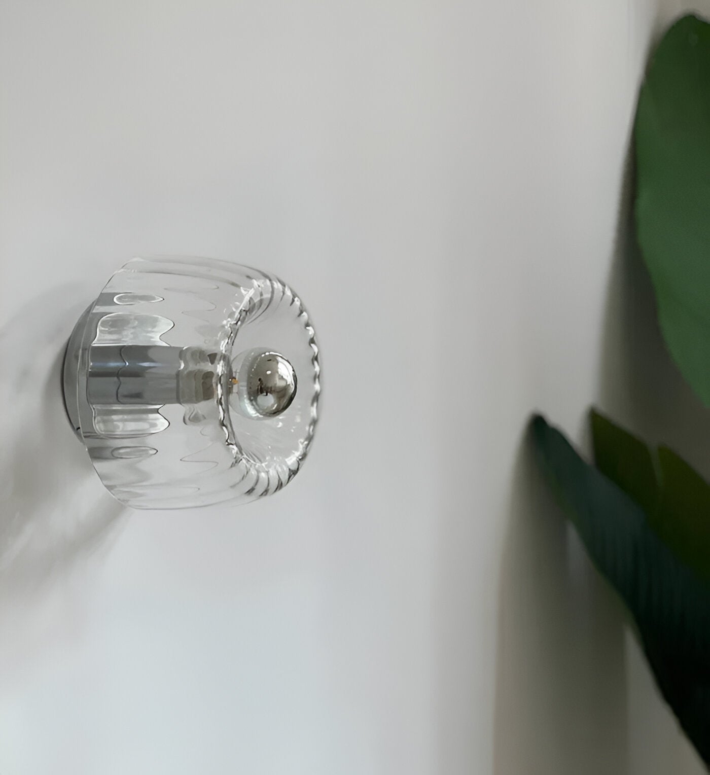 Væglampe i riflet glas – Bauhaus design med elegant lys