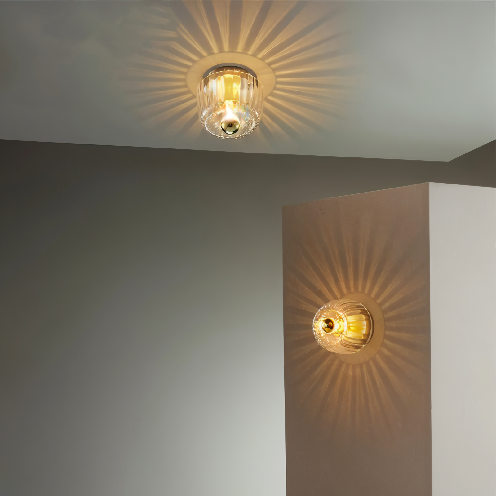 Væglampe i riflet glas – Bauhaus design med elegant lys