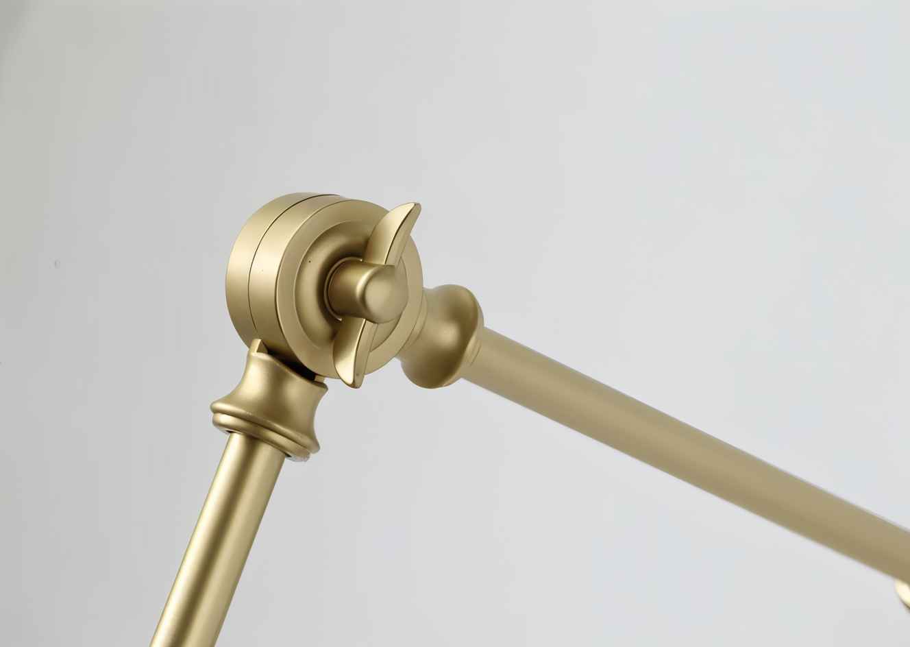 Væglampe med lang arm – justerbar retro lampe i sort eller hvid