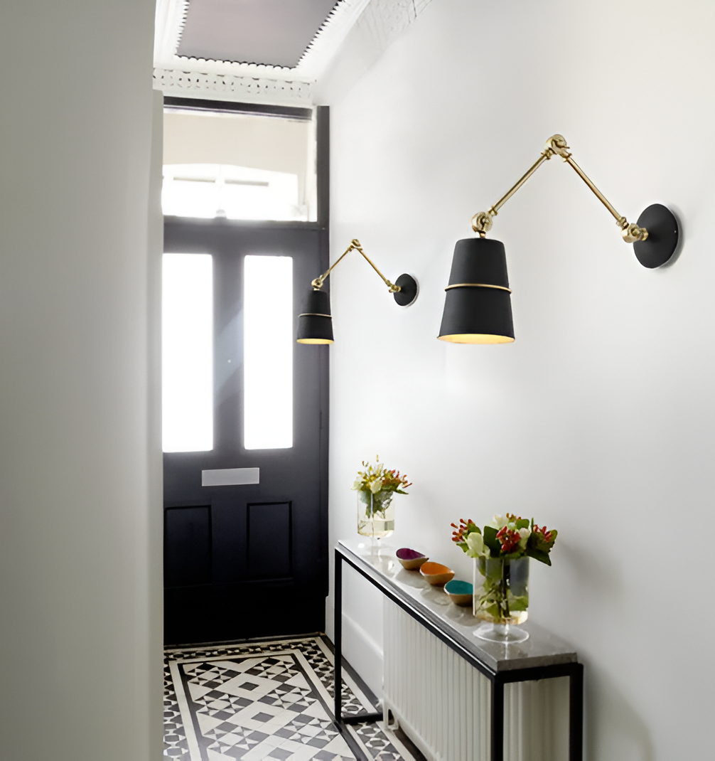 Væglampe med lang arm – justerbar retro lampe i sort eller hvid