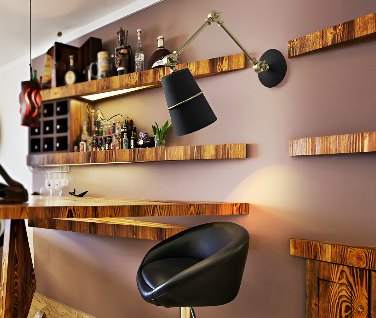 Væglampe med lang arm – justerbar retro lampe i sort eller hvid