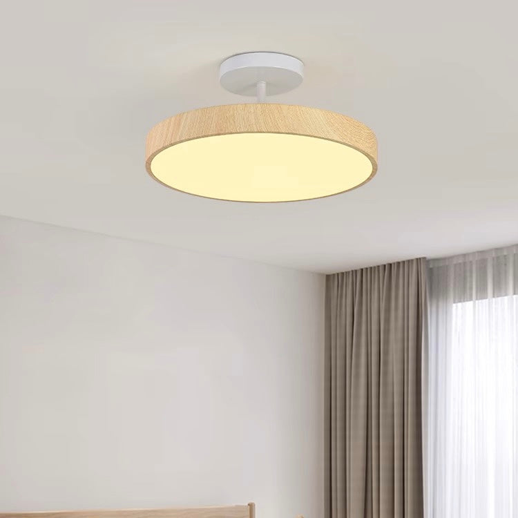 Fjell – Skandinavisk Loftlampe med Trælook & Guldfarvet Ramme