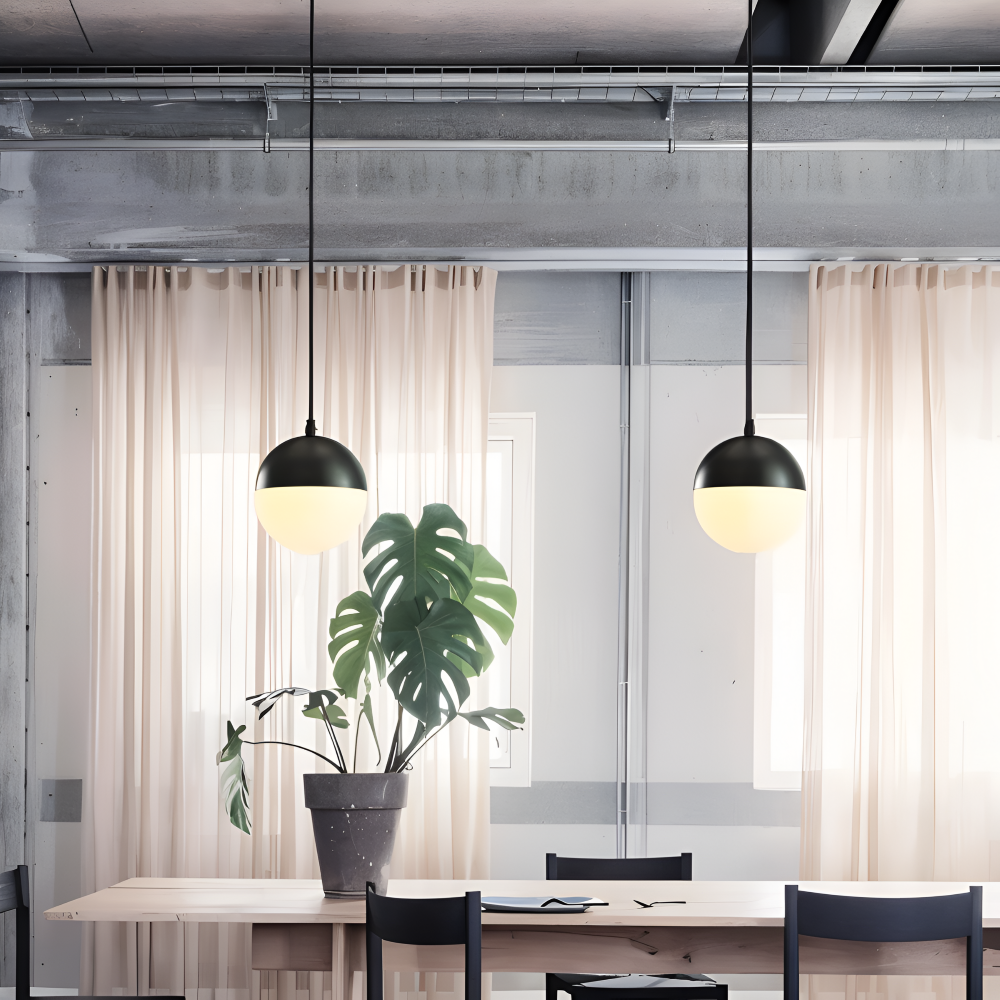 Pendellampe i guld og sort – elegant design med krystalkugle